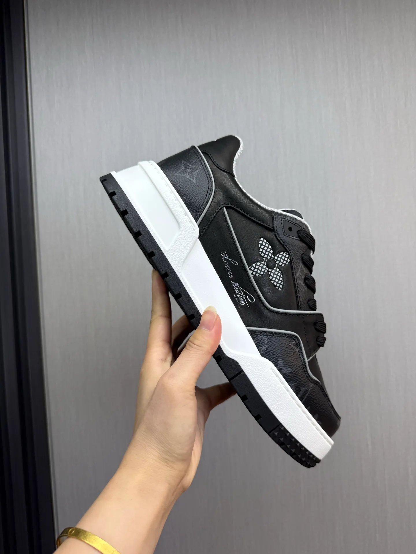 Men's shoes 💰860💰 LV. High version counters are on sale at the same time ⬆️ Men's new sneakers 🔥 The uppers are imported cowhide; "High-end, high-end, classy, ​​noble" workmanship is exquisite (original cowhide is used inside), soles: Original outsole specially provided by the original factory, taken in real life 🎬. Yardage: 38-44. (38.45 can be customized)